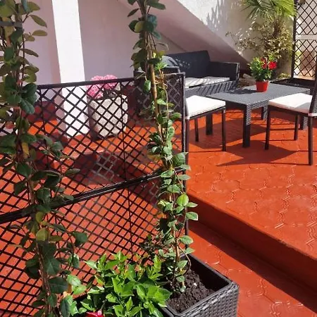 Apartment Poretti For 2,in Center Parking Free In The Yard,6 Min Walk *