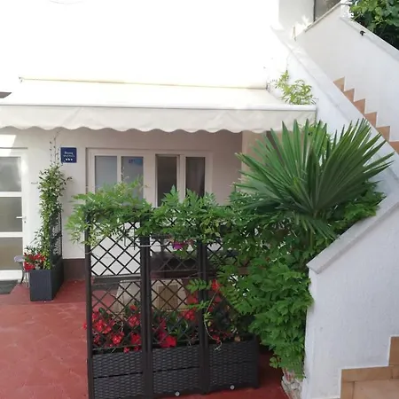 Apartment Poretti For 2,in Center Parking Free In The Yard,6 Min Walk *