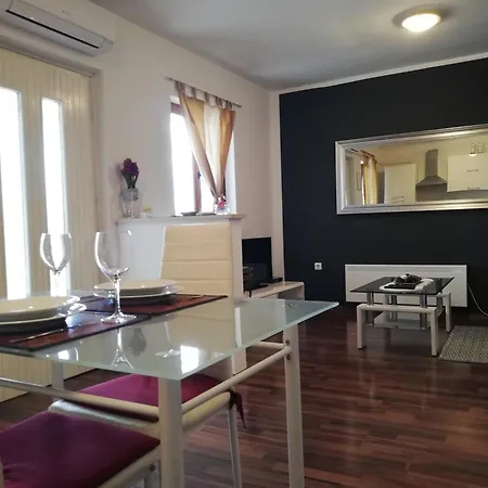 Apartment Poretti For 2,in Center Parking Free In The Yard,6 Min Walk Rovinj
