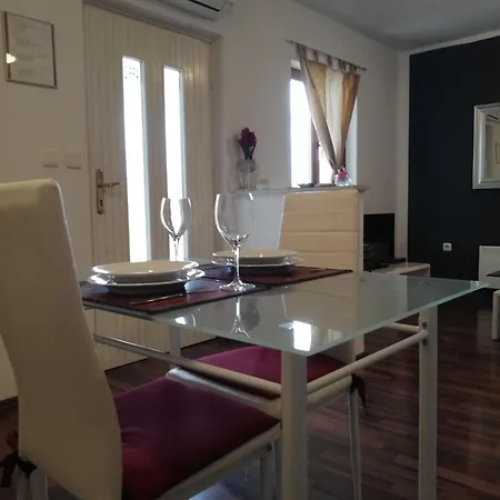 Apartment Poretti For 2,in Center Parking Free In The Yard,6 Min Walk Rovinj