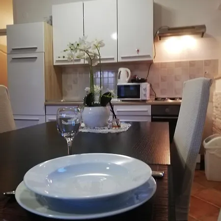 Apartment Poretti For 2,in Center Parking Free In The Yard,6 Min Walk *