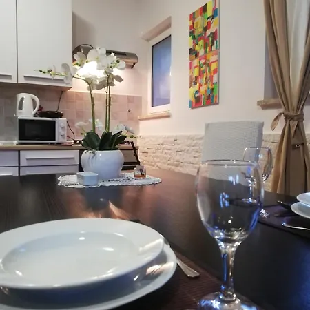 Apartment Poretti For 2,in Center Parking Free In The Yard,6 Min Walk Rovinj