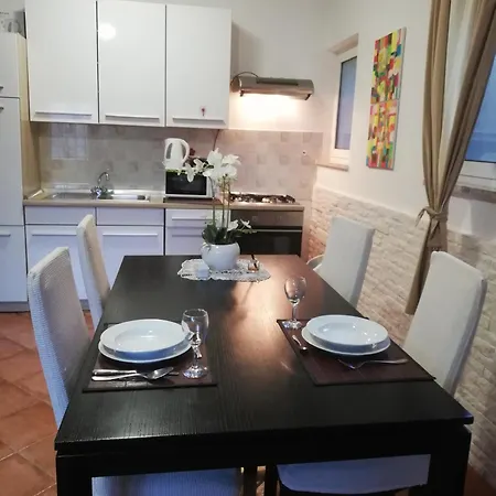 Poretti For 2,in Center Parking Free In The Yard,6 Min Walk Rovinj